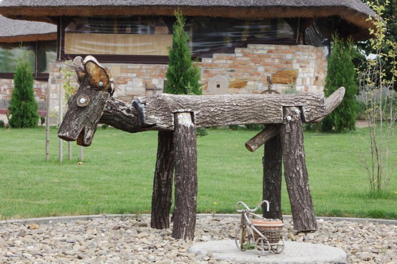 Maetok Country Club Hotel Petrove ภายนอก รูปภาพ
