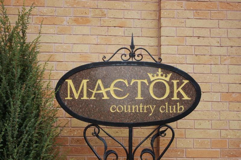 Maetok Country Club Hotel Petrove ภายนอก รูปภาพ