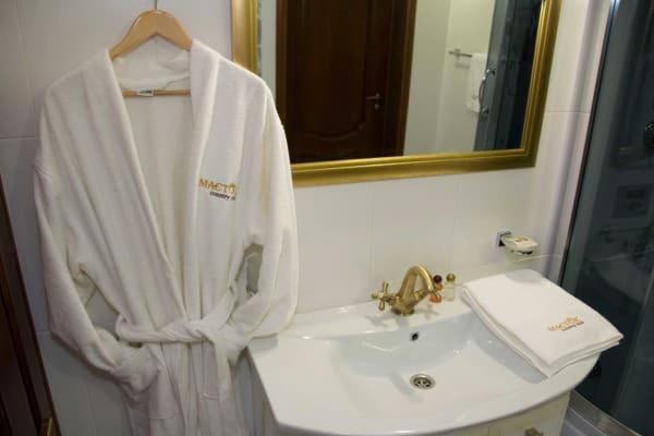 Maetok Country Club Hotel Petrove ภายนอก รูปภาพ